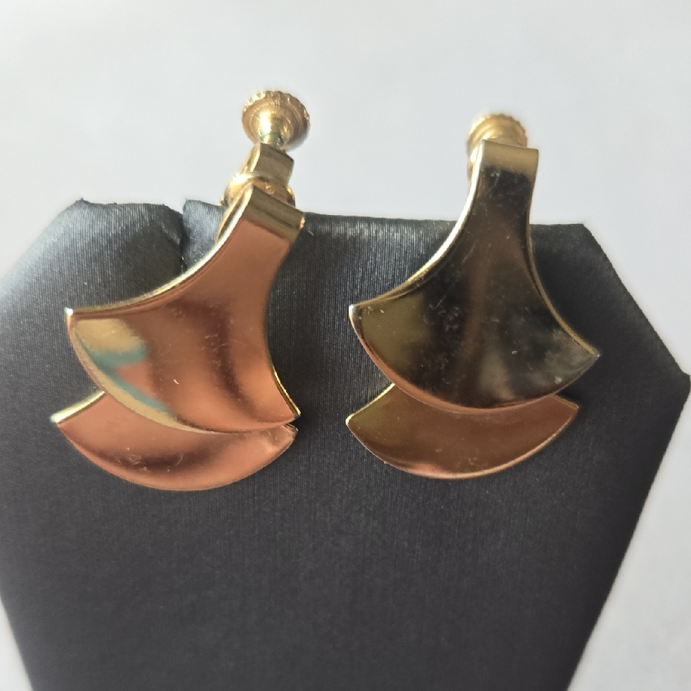 Fashionable Napier Goldtone Fan Vintage Earrings Screw On 1.25"